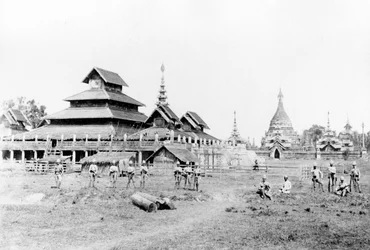 ウントー宮殿と仏教修道院の前のイギリス兵、1891年